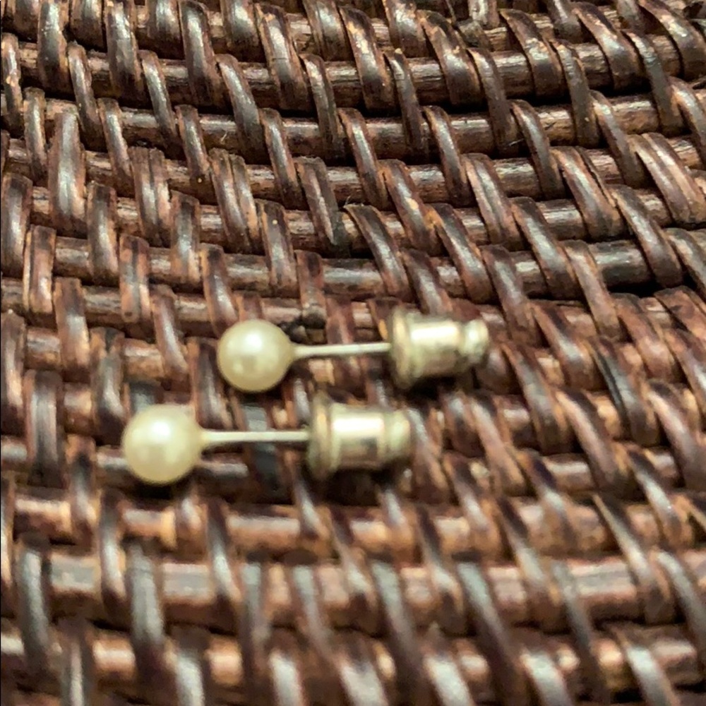 Baby pearl stud earrings - Picture 2 of 4
